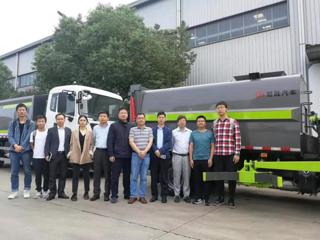 驚艷！“智能機(jī)械臂”自裝卸式垃圾車震撼問(wèn)世